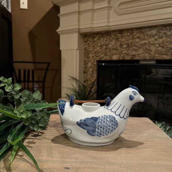 Chinese Blue & White Hand-Painted Porcelain Chicken Teapot. - Picture 4 of 9